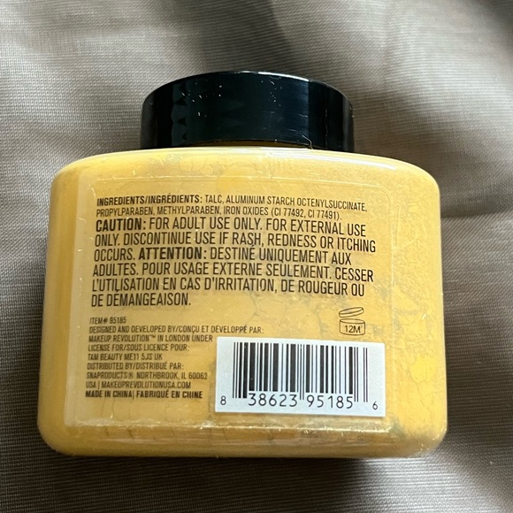 Makeup Revolution Luxury Baking Powder in Yellow - Picture 2 of 2